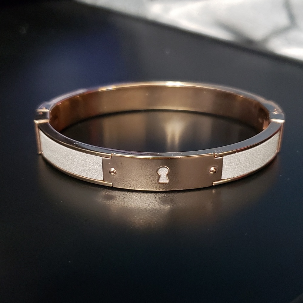 NWOT - Fossil Keyhole Bracelet